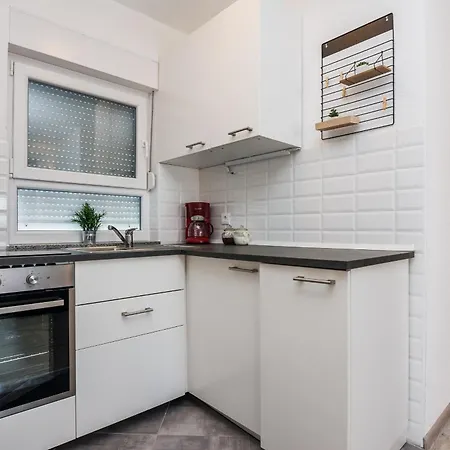 Apartman With Parking Space - 18520 *