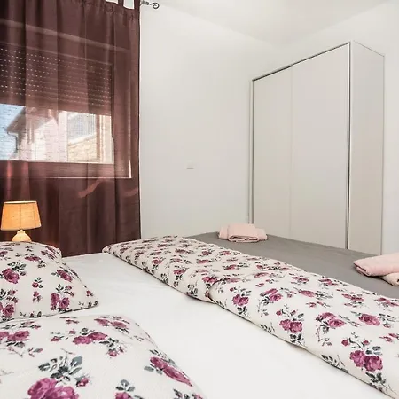 Appartamento With Parking Space - 18520 Vir