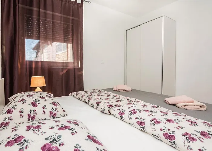 Appartamento With Parking Space - 18520 Vir